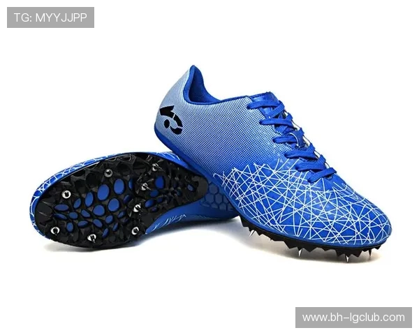 以纯钢钉设计的足球鞋拥有超长钉足，助力球员在极端场地中稳定发挥